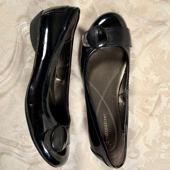 Naturalizer Black Patent Leather Flats with Button - Picture 3 of 3